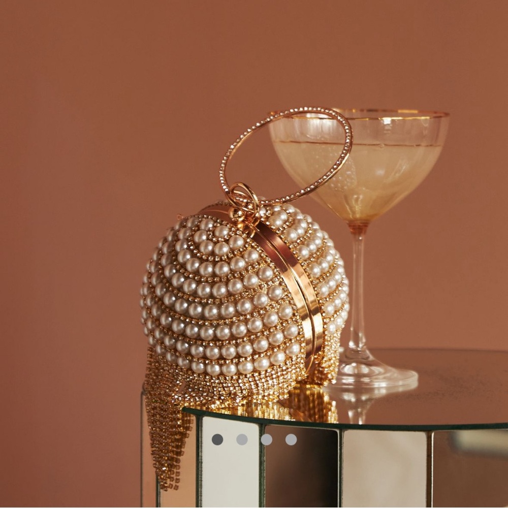 Avita Pearly Clutch